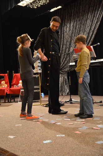 Czarowały wspólnie z iluzjonistą!