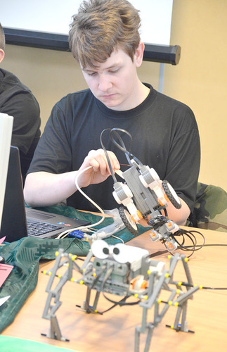 Udane, ale ciasne targi edukacyjne. Setki uczniów!