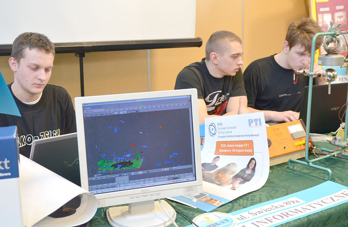 Udane, ale ciasne targi edukacyjne. Setki uczniów!