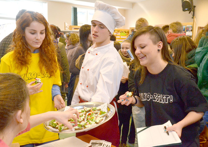 Udane, ale ciasne targi edukacyjne. Setki uczniów!