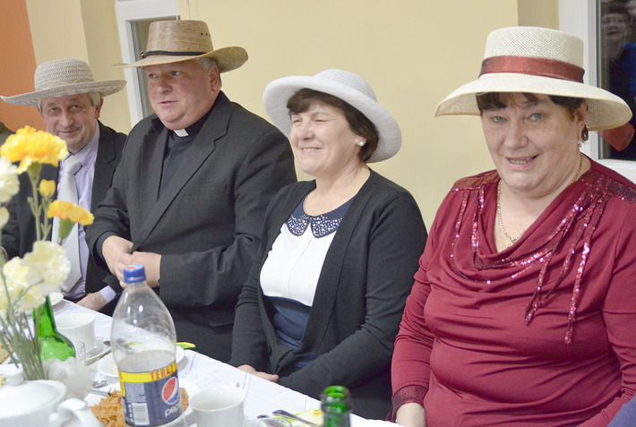 Święto w kapeluszach