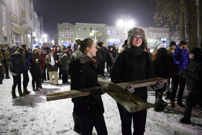 Droga krzyżowa na ulicach Tucholi  ZDJĘCIA