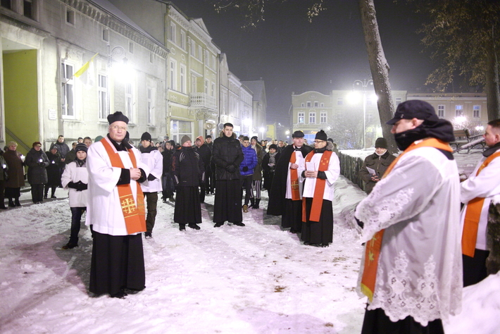 Droga krzyżowa na ulicach Tucholi  ZDJĘCIA