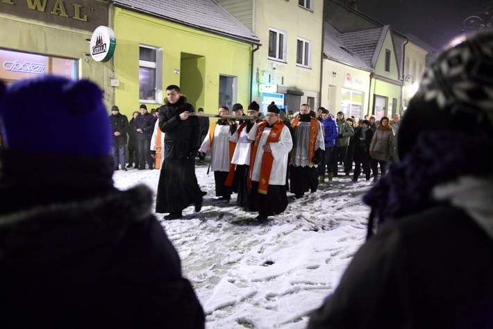 Droga krzyżowa na ulicach Tucholi  ZDJĘCIA