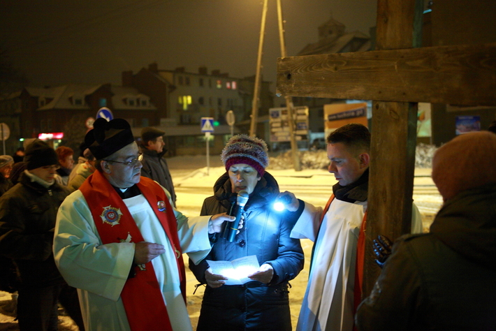 Droga krzyżowa na ulicach Tucholi  ZDJĘCIA