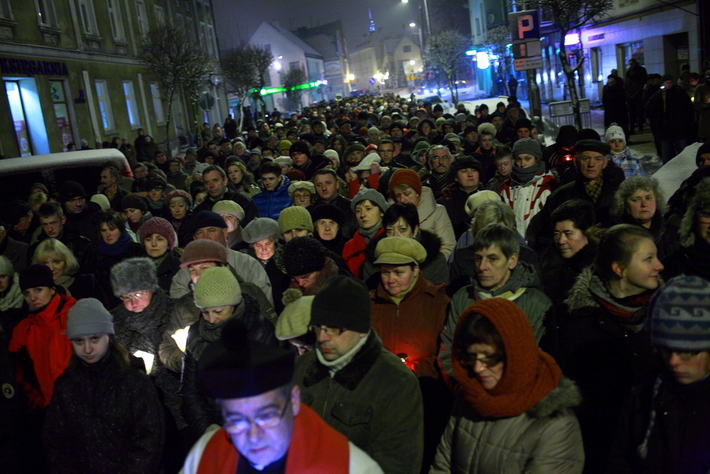 Droga krzyżowa na ulicach Tucholi  ZDJĘCIA