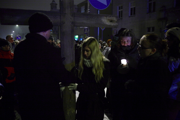 Droga krzyżowa na ulicach Tucholi  ZDJĘCIA