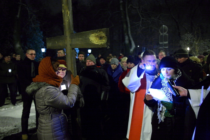 Droga krzyżowa na ulicach Tucholi  ZDJĘCIA