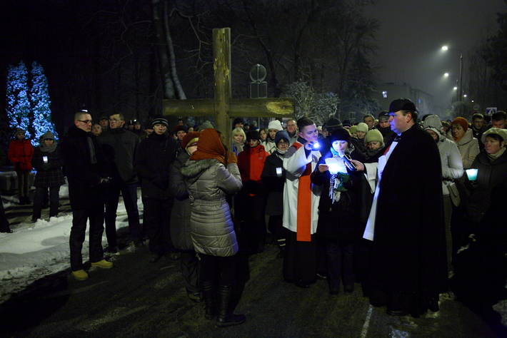Droga krzyżowa na ulicach Tucholi  ZDJĘCIA