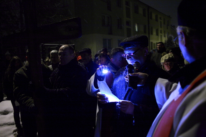 Droga krzyżowa na ulicach Tucholi  ZDJĘCIA