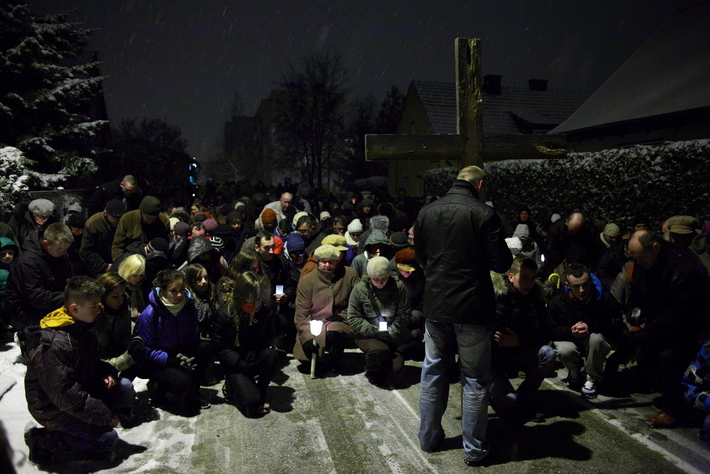 Droga krzyżowa na ulicach Tucholi  ZDJĘCIA