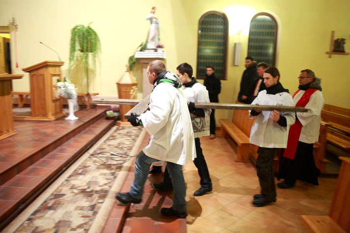 Droga krzyżowa na ulicach Tucholi  ZDJĘCIA