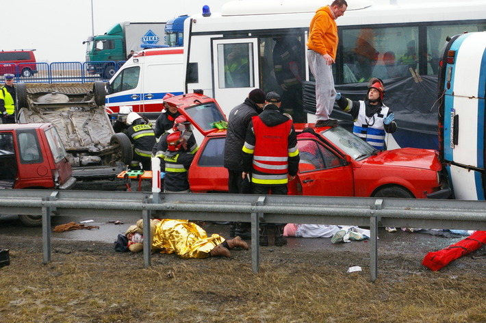 Ogromna kraksa na autostradzie