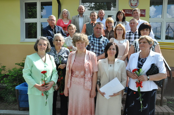 Po 30 latach usłyszeli ten sam szkolny dzwonek  ZDJĘCIA