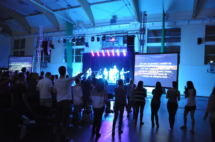 Kościół Zielonoświątkowy radośnie rozmodlony w Tucholi ZDJĘCIA