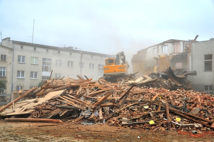 Runęły mury starej przychodni - ZDJĘCIA