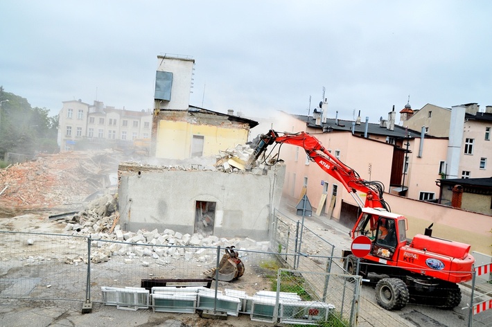 Runęły mury starej przychodni - ZDJĘCIA