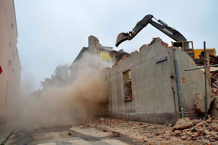 Runęły mury starej przychodni - ZDJĘCIA