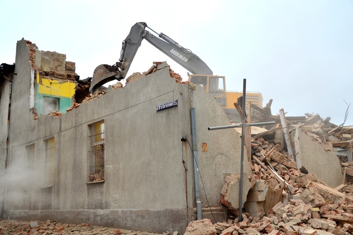 Runęły mury starej przychodni - ZDJĘCIA