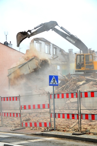 Runęły mury starej przychodni - ZDJĘCIA