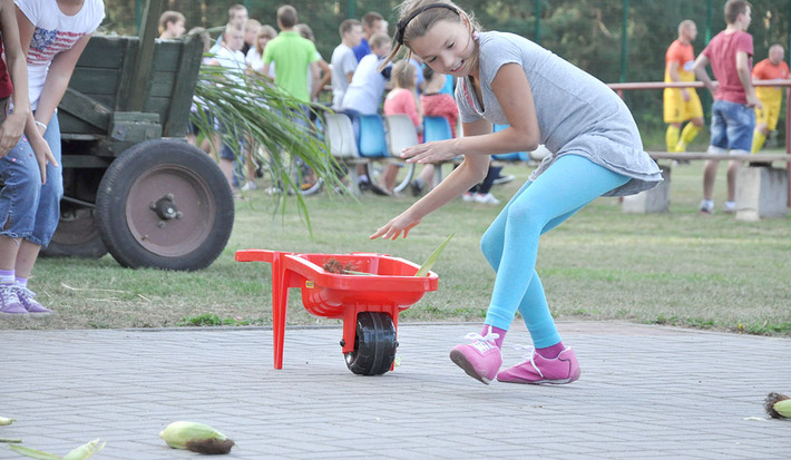 Biegali w szlorach, zbierali kukurydzę ZDJĘCIA