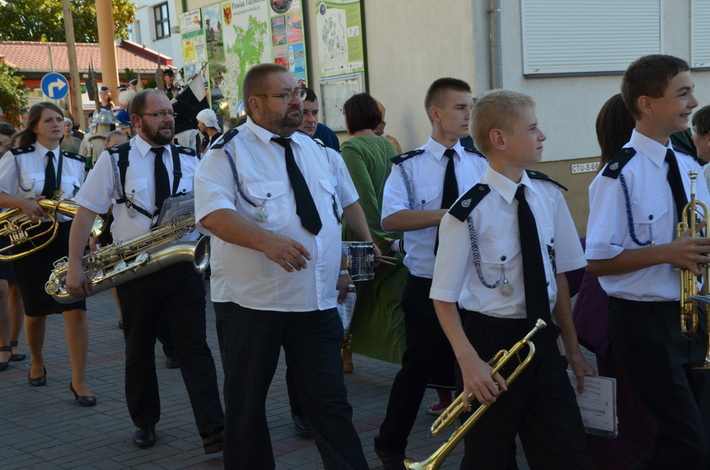 Aż 600 osób w historycznym pochodzie! ZDJĘCIA