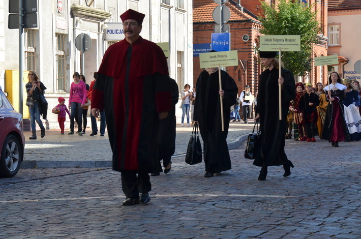 Aż 600 osób w historycznym pochodzie! ZDJĘCIA