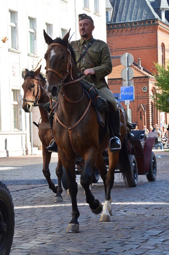 Aż 600 osób w historycznym pochodzie! ZDJĘCIA