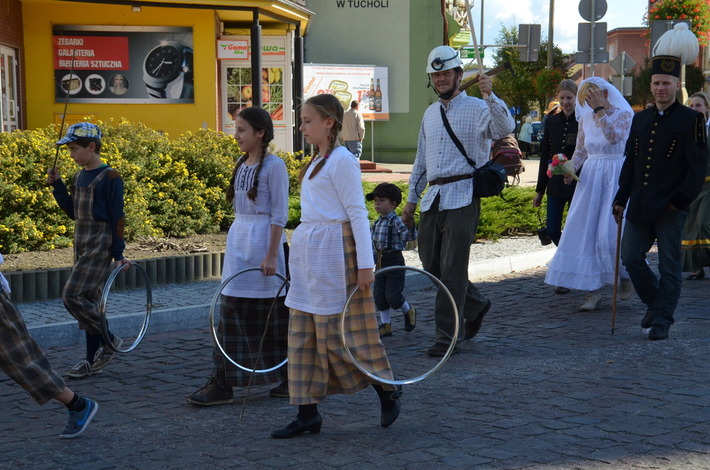 Aż 600 osób w historycznym pochodzie! ZDJĘCIA