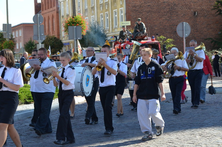 Aż 600 osób w historycznym pochodzie! ZDJĘCIA