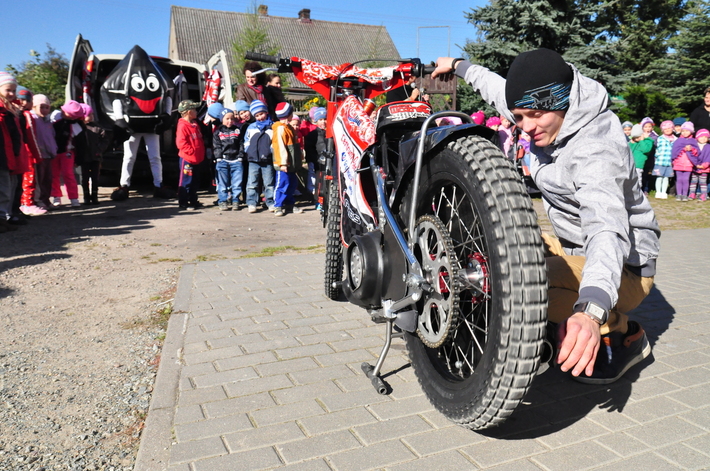 Żużlowiec Szymon Woźniak odwiedził dzieci! ZDJĘCIA