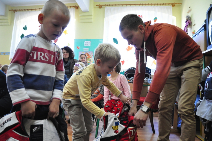 Żużlowiec Szymon Woźniak odwiedził dzieci! ZDJĘCIA