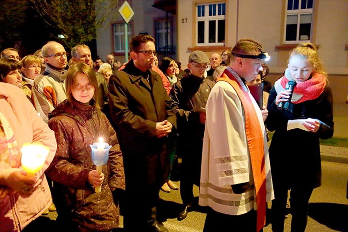 Nieśliśmy krzyż ulicami Tucholi ZDJĘCIA