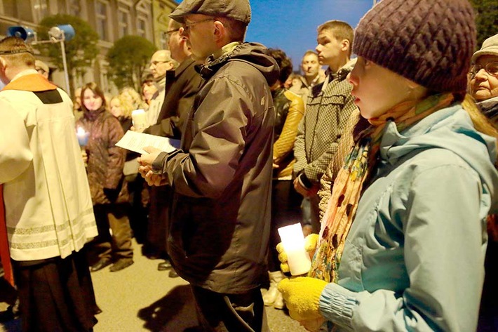 Nieśliśmy krzyż ulicami Tucholi ZDJĘCIA