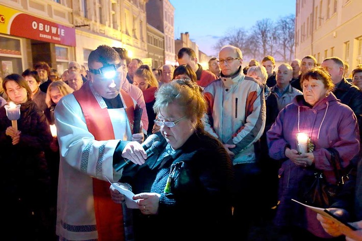 Nieśliśmy krzyż ulicami Tucholi ZDJĘCIA