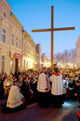 Nieśliśmy krzyż ulicami Tucholi ZDJĘCIA