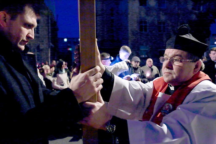 Nieśliśmy krzyż ulicami Tucholi ZDJĘCIA