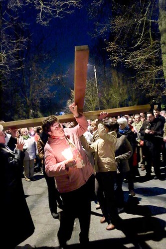 Nieśliśmy krzyż ulicami Tucholi ZDJĘCIA