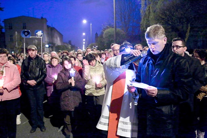 Nieśliśmy krzyż ulicami Tucholi ZDJĘCIA
