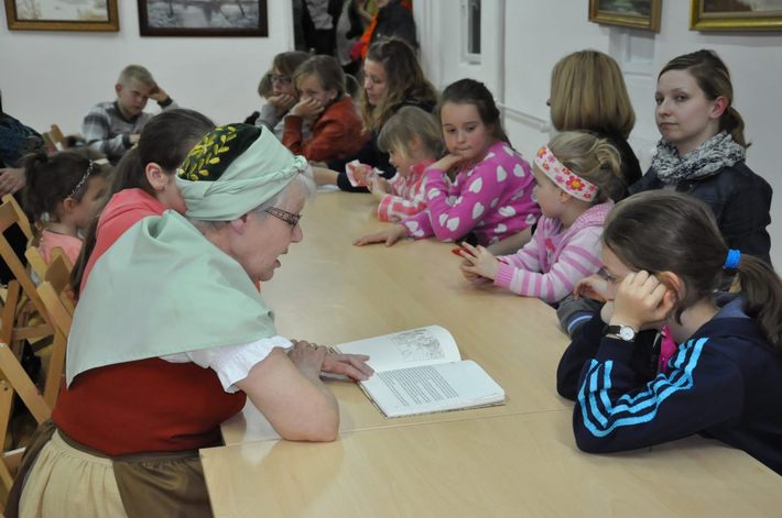 Co można robić nocą w muzeum? GALERIA