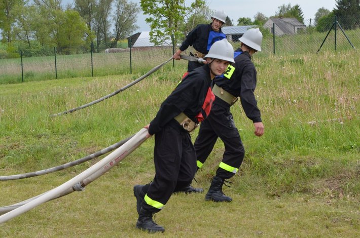 Kiełpin i Legbąd strażakami stoją