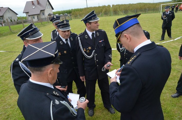 Kiełpin i Legbąd strażakami stoją