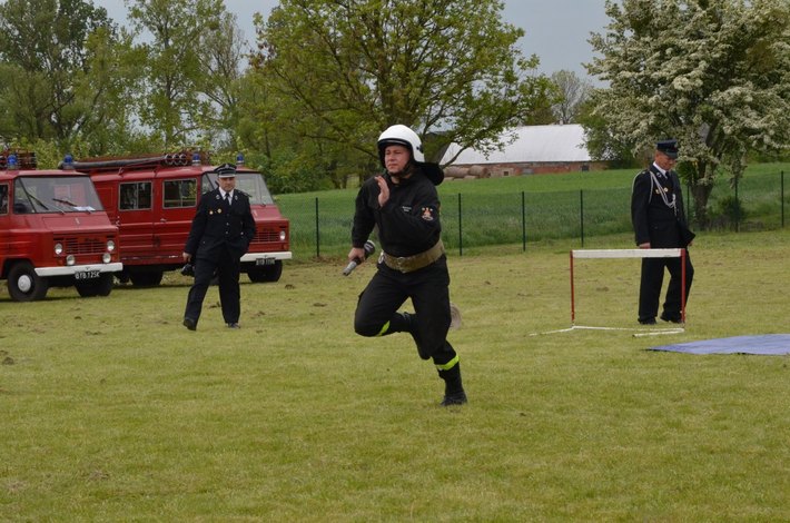 Kiełpin i Legbąd strażakami stoją