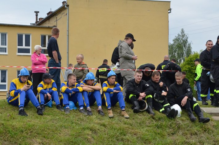 Kiełpin i Legbąd strażakami stoją