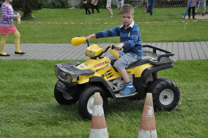 Dzieci przejęły tucholski park Zamkowy GALERIA