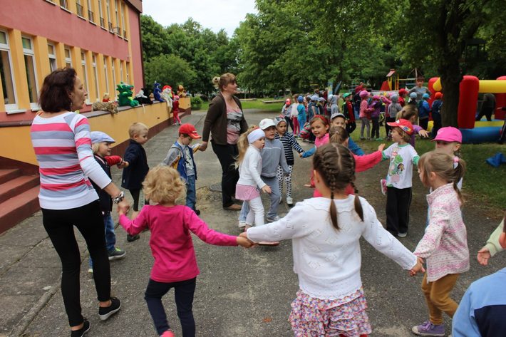 Tańce, śpiewy w przedszkolu GALERIA