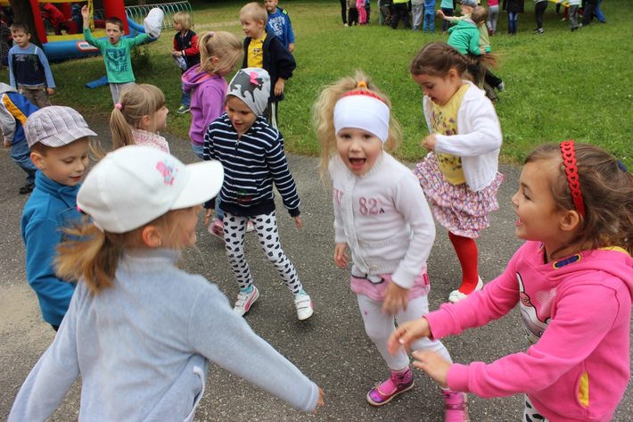 Tańce, śpiewy w przedszkolu GALERIA