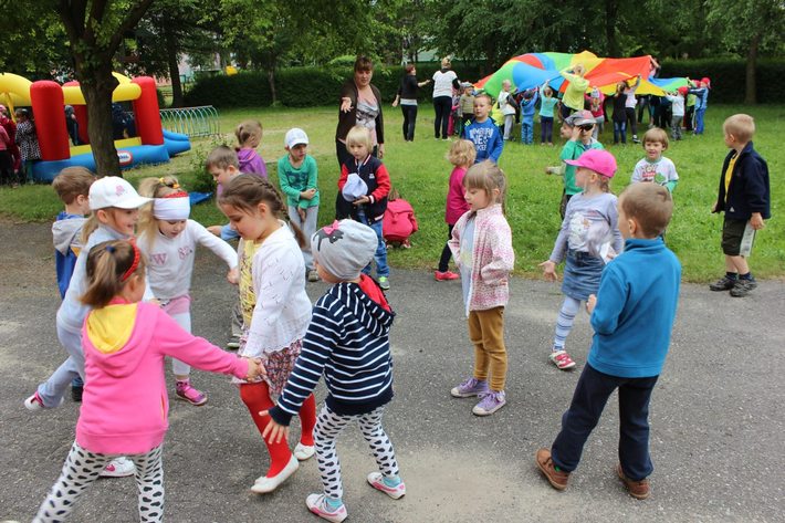 Tańce, śpiewy w przedszkolu GALERIA
