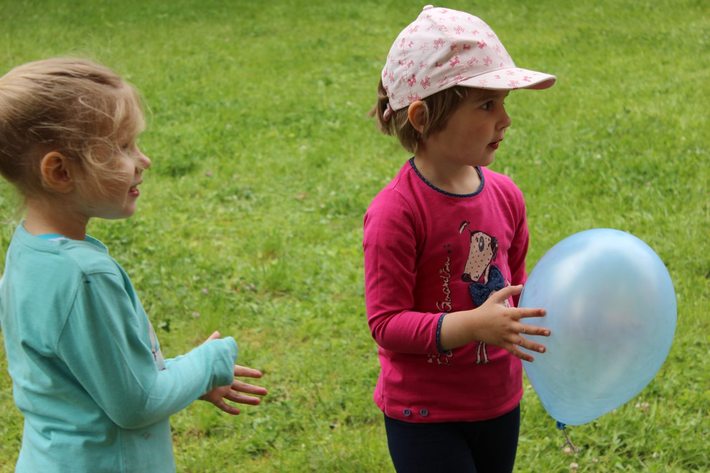 Tańce, śpiewy w przedszkolu GALERIA