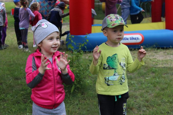 Tańce, śpiewy w przedszkolu GALERIA